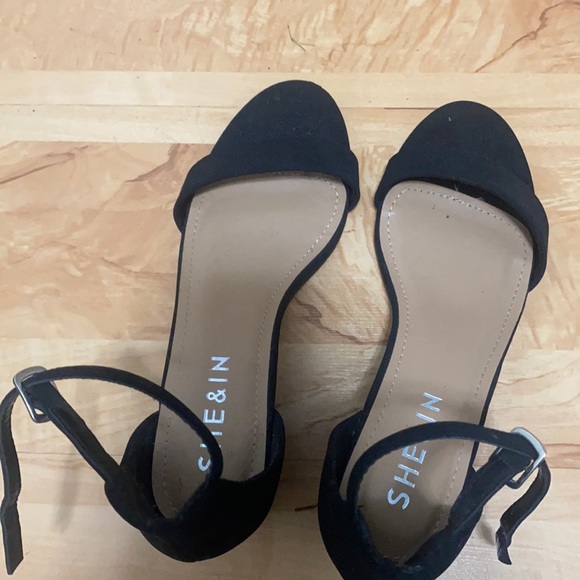 Size 7 black heels - Picture 1 of 4
